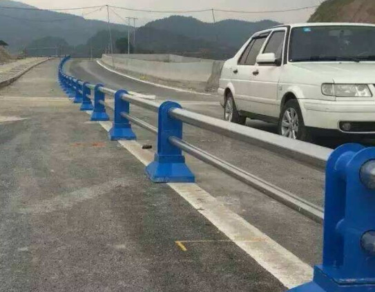 道路防撞隔離護(hù)欄項(xiàng)目