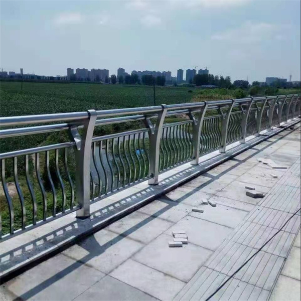 不銹鋼道路護(hù)欄